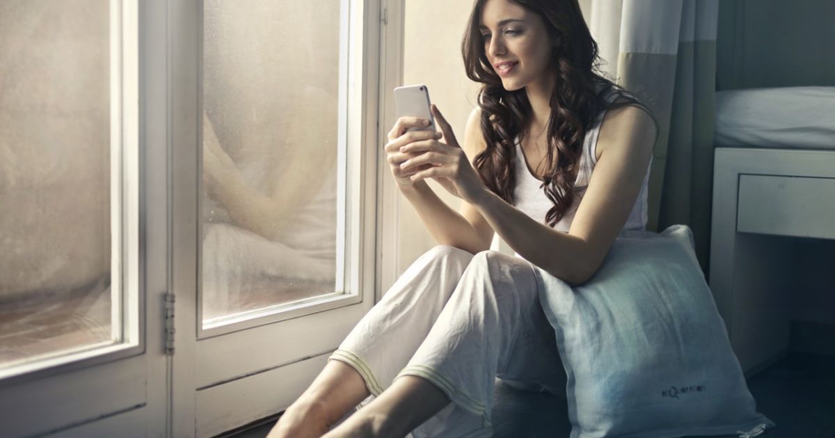 5 Bahaya Kalau Kamu Sering Main Ponsel Sebelum Tidur. Jangan Suka