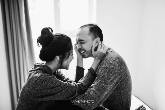 pre-wedding hitam putih kasual