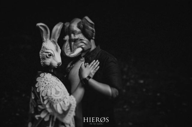 pre-wedding hitam putih kasual