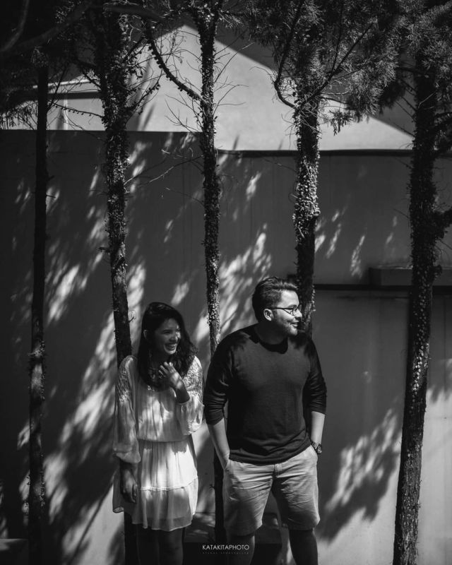 pre-wedding hitam putih kasual