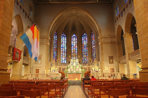 Tampilan dalam Notre-Dame Cathedral
