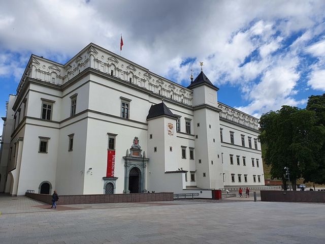 Tampilan depan Palace of the Grand Dukes
