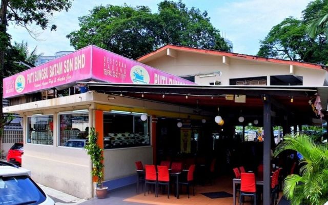 Makanan Padang di sini juga favorit orang Malaysia, lho!