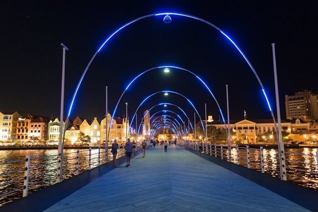 Jembatan Queen Emma saat malam hari