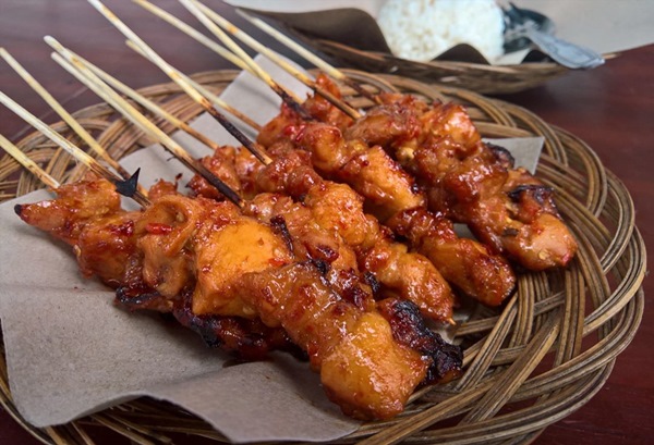 Sajian Sate Ayam Merah dari Sate Ratu