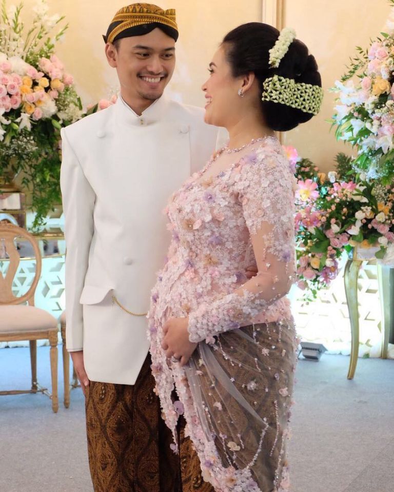 Kata Siapa Bumil Nggak Bisa Pakai Kebaya Kece? Cek Dulu Nih 11