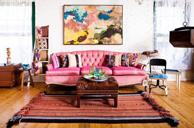 Warna berani dan tekstur yang kaya di ruang tamu bergaya boho chic yang cantik