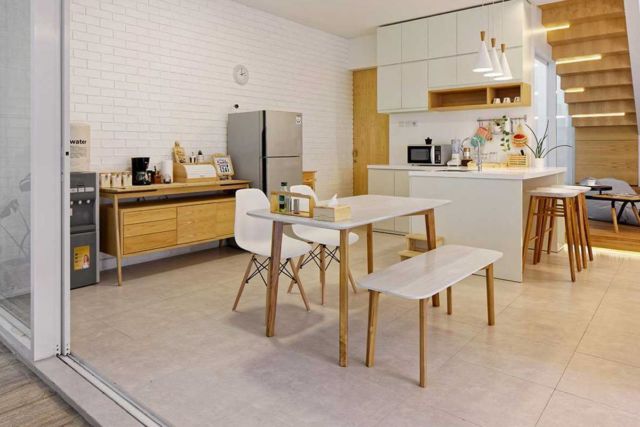 Ruang makan minimalis Inset House di Bekasi karya Delution Architect