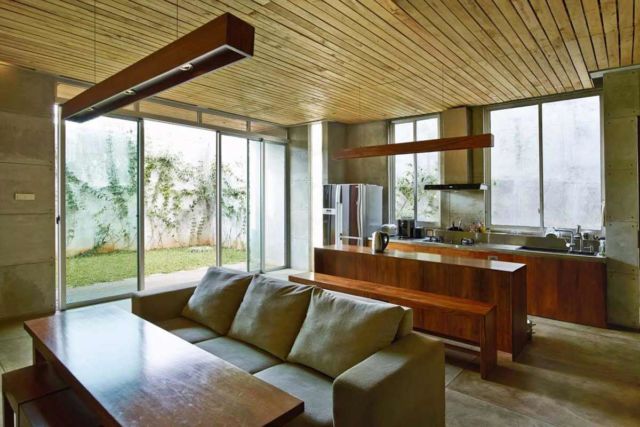 Ruang keluarga industrial Bare Minimalist di Jakarta karya AXIALSTUDIO