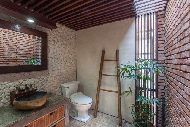 Tempat penyimpanan peralatan mandi model tangga, kamar mandi Tanjung Mas House oleh Inspiratio