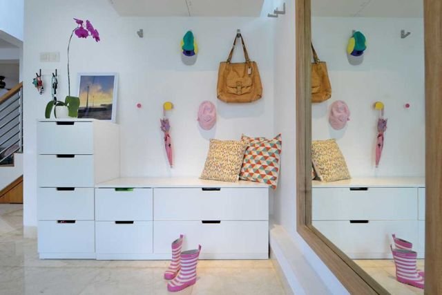 Cermin horizontal menciptakan ilusi visual dalam apartemen minimalis super mungil