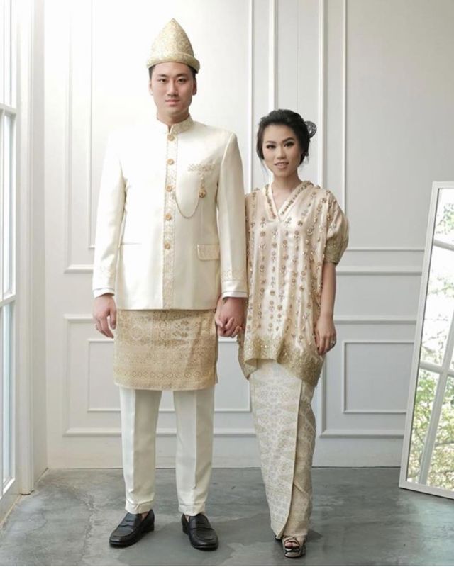 busana lamaran pasangan