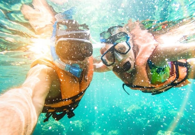 Di summer camp bisa snorkeling sambil belajar bahasa Inggris