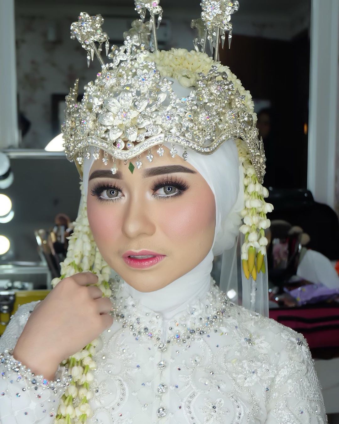 Bold Maupun Natural, 12 Ide Make-up Nikah dengan Hijab dan Siger ini