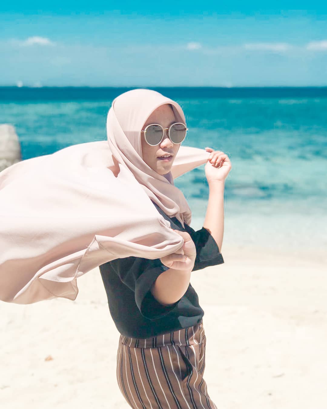 11 Gaya Foto di Pantai, Siap Upload Tanpa Edit