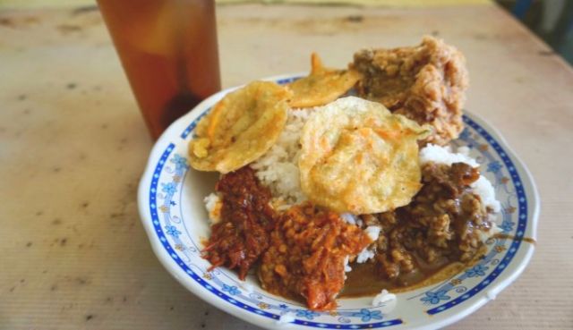 10 Rekomendasi Tempat Makan Murah Di Malang Nggak Sampai 20 Ribu Perut Udah Kenyang<script async src=