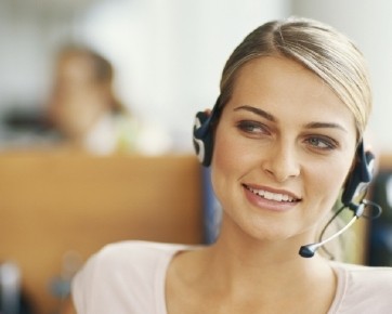 Seorang Agent Call Center harus smiling Voice
