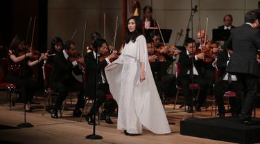 Isyana Sarasvati Excited Bernyanyi Lagu Klasik