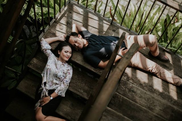 prewedding di tangga