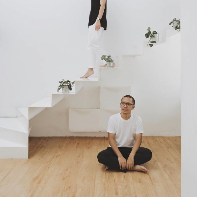 prewedding di tangga