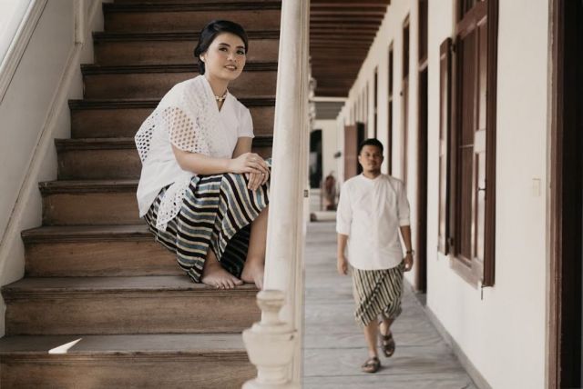 prewedding di tangga
