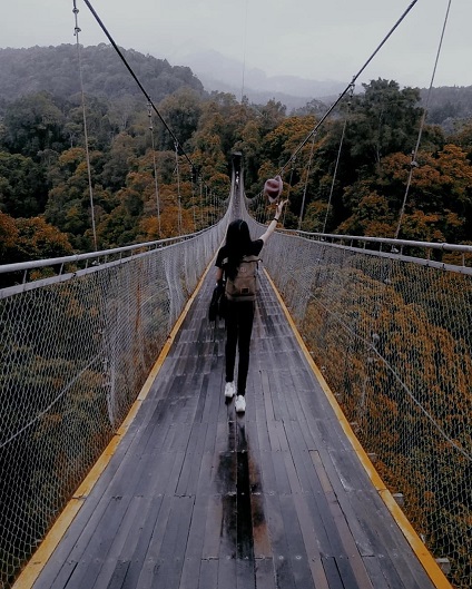 Pacu Adrenalin Lewati Jembatan Situ Gunung