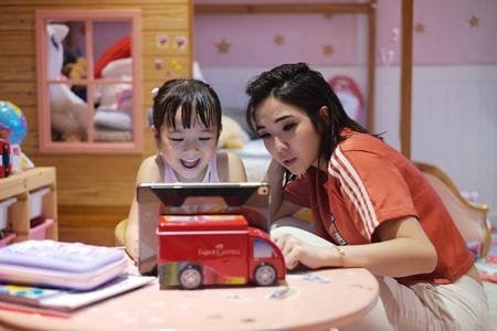 Gempi belajar dari rumah ditemenin Mama Isel