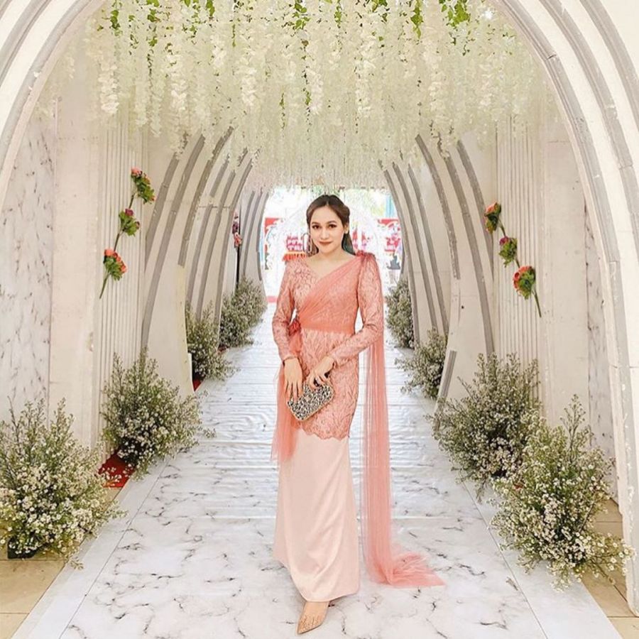 8 Kebaya Warna Peach Buat Lamaran yang Kalem & Cantik!