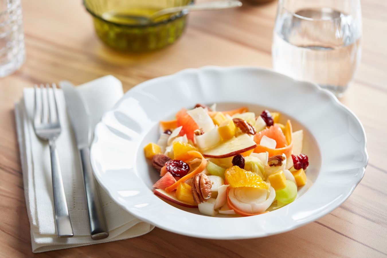 8 Resep Salad Buah yang Nggak Cuma Penuh Mayones dan Keju Saja 