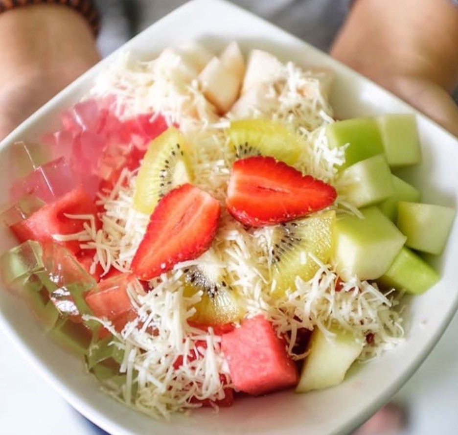 8 Resep Salad Buah yang Nggak Cuma Penuh Mayones dan Keju 8 Resep Salad Buah yang Nggak Cuma Penuh Mayones dan Keju