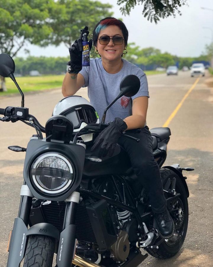 11 Artis Cewek yang Hobi Naik Motor Gede. Kelihatan Garang tapi Tetap