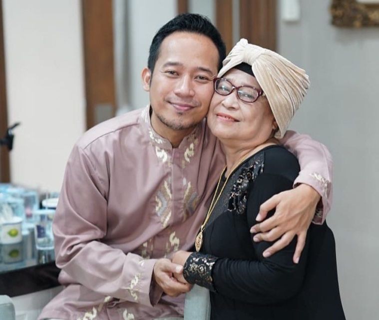 11 Artis Cowok Yang Dekat Banget Dengan Ibunya Tetap Pamer Kemanjaan Meski Udah Dewasa 11 Artis Cowok Yang Dekat Banget Dengan Ibunya Tetap Pamer Kemanjaan Meski Udah Dewasa