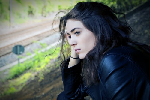 Wanita sedang melamum/foto via unsplash.com/Kyle Broad