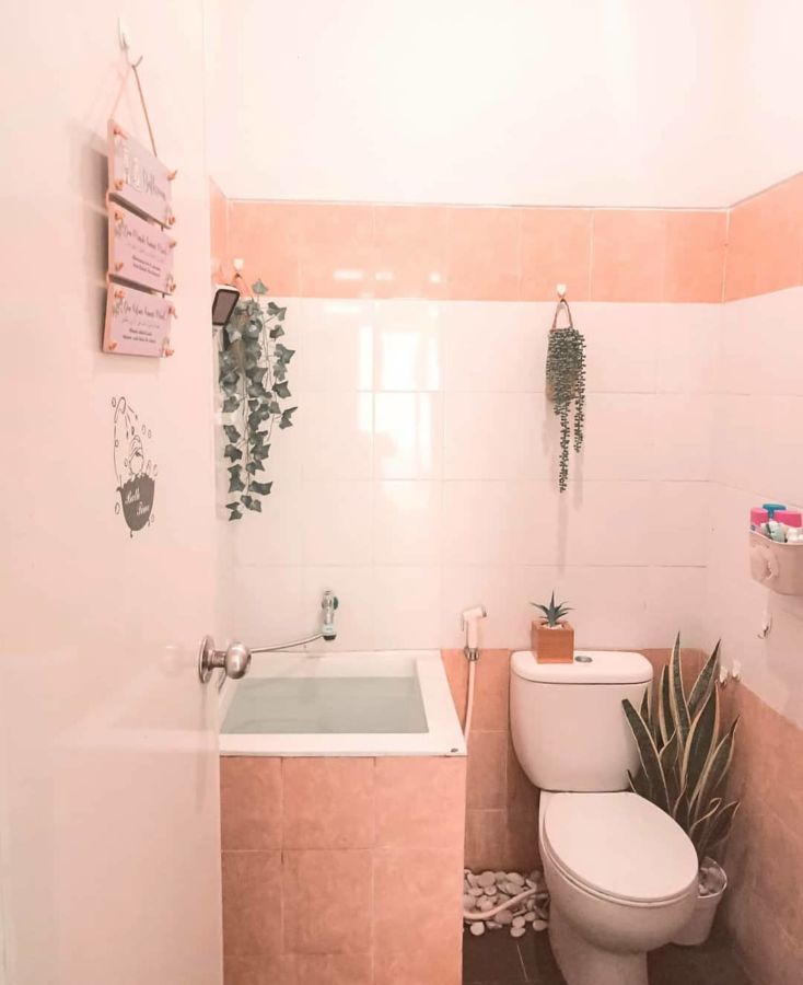 Desain Kamar Mandi Kecil di Dalam Kamar Tidur yang Tampak Lega, Meski