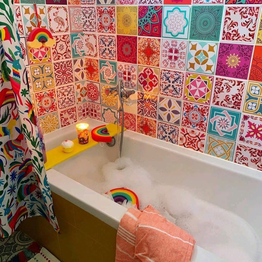 Desain Kamar Mandi Kecil di Dalam Kamar Tidur yang Tampak Lega, Meski