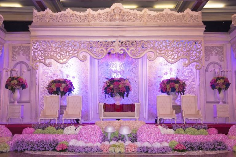 8 Ide Dekorasi Pelaminan Nuansa Ungu. Manis, Elegan dan Banyak Banget