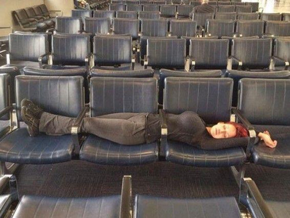 11 Kelakuan Kocak Orang-Orang di Bandara. Mereka ini Lagi Gabut Banget