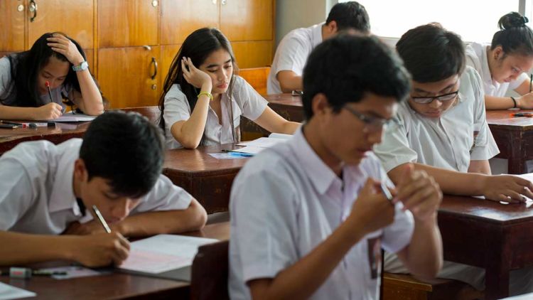 Kelakuan yang Sering Dilakukan oleh Mereka yang Duduk di Bangku Paling Belakang Zaman Sekolah Kelakuan yang Sering Dilakukan oleh Mereka yang Duduk di Bangku Paling Belakang Zaman Sekolah