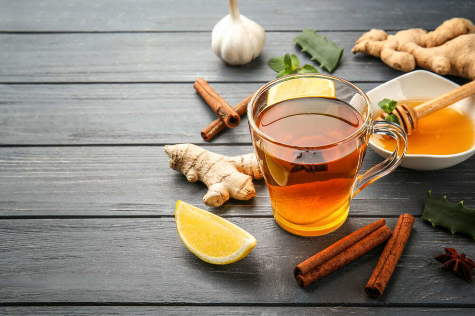 minuman hangat dengan lemon, madu dan jahe