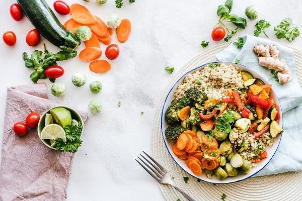 Foto flat lay dari salad sayuran di piring oleh Ella Olsson dari Pexels