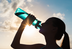perempuan sedang minum air putih