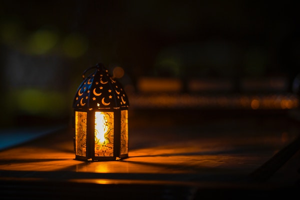 Lampu meja coklat di atas meja Foto oleh Ahmed Aqtai dari Pexels