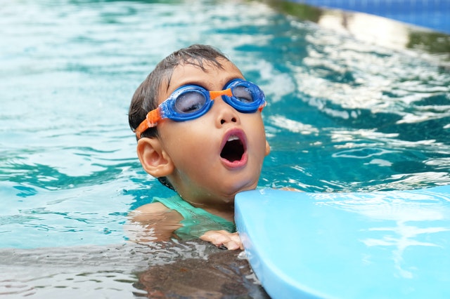 Berenang bisa melatih pernapasaan anak, lho.