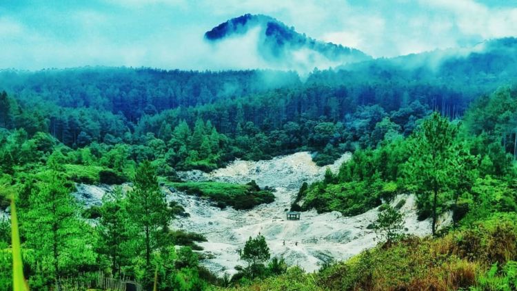 Kawah Putih Dikelilingi Hutan Hijau, Pesona Karaha Bodas di Tasikmalaya