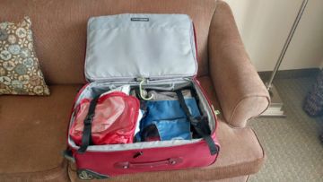 cara packing baju di koper