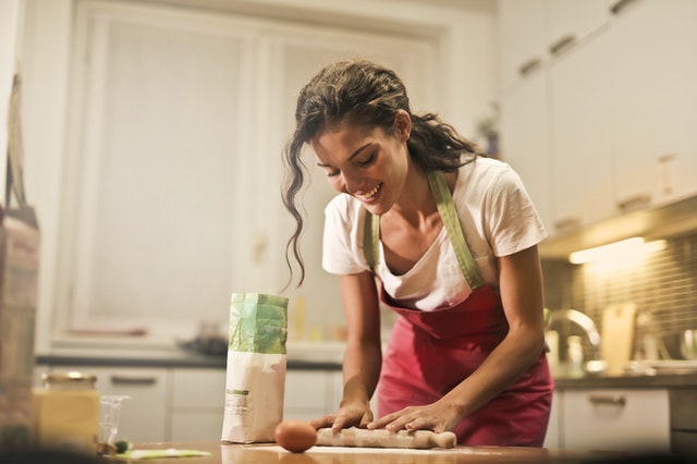 Ilustrasi perempuan sedang memasak by Andrea Piacquadio