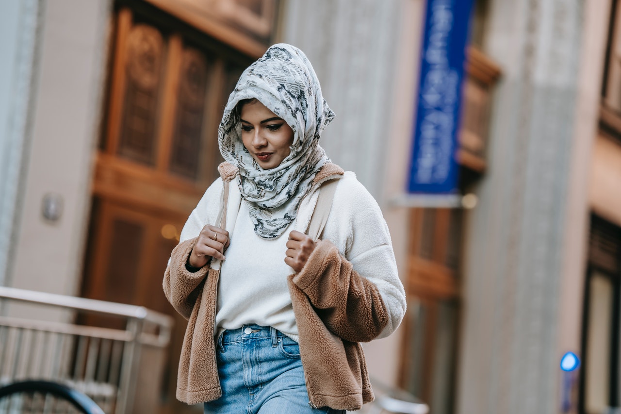 5 Ide Outfit Hijab dengan Jeans, Cocok Buat Outfit Ngampus!