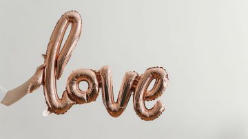 Balon berbentuk tulisan "love"