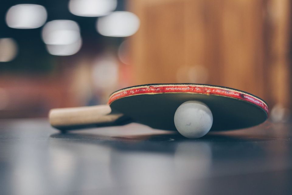 Bola ping-pong, meja dan raket