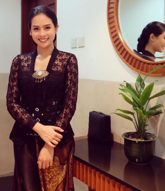 Potret Maudy Ayunda mengenakan kebaya